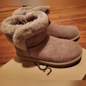 Brand New NIB UGG Saniya Shearling Mini Boots Size 6 37 Caribou